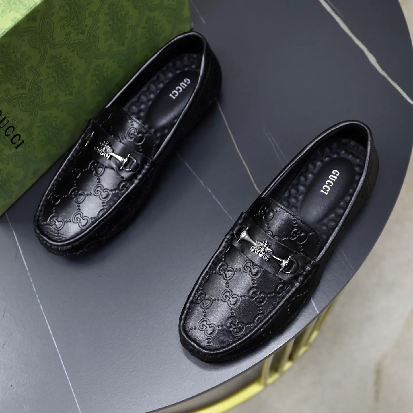 Ex-factory price: 400💰🙅‍♂️🙅‍♂️🙅‍♂️ Brand: Gucci GuCCI Standard code: Men's code 38-44 (45 can be customized) Grade: Same as the official website Material: Original leather stitching and hand stitching Comfortable and wear-resistant outsole Style category: Men's fashionable casual slip-on shoes Distinguished big-name luxury elements Top luxury Color: Color of the actual picture